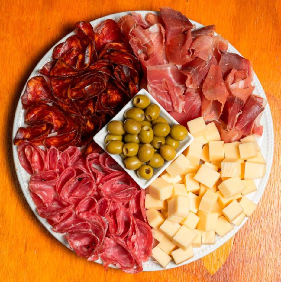 Charola de Carnes Frías y Queso Cinta de Oro 1 kg - .