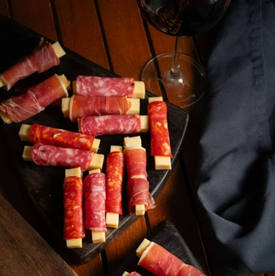 Rollitos Artesanales Gourmet Cinta de Oro Chorizo, Jamón Serrano y Salami + Queso 495 g - .