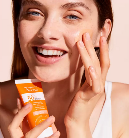 Avène Maticante Fluido Solar con Color FPS 50+ 50 ml - .