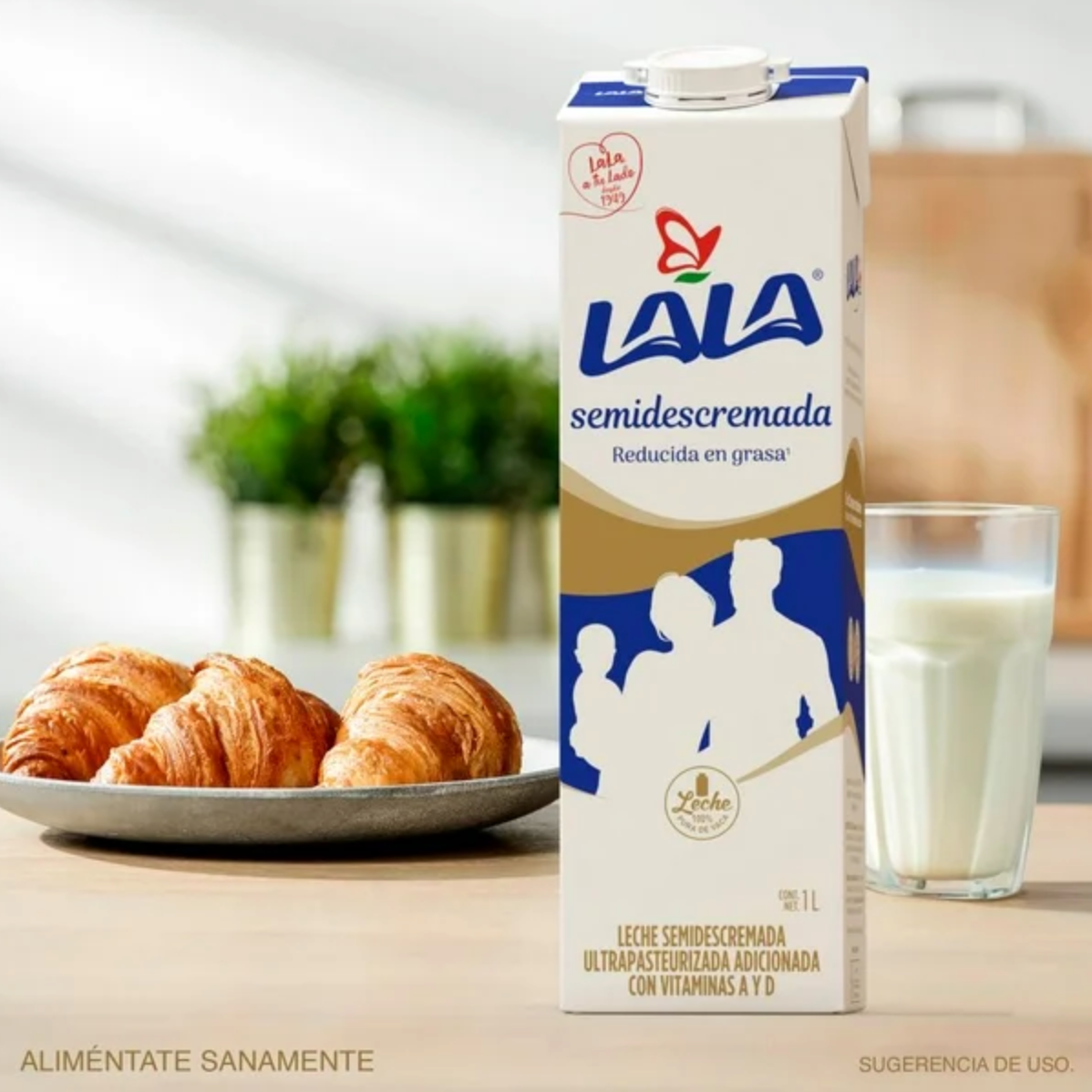 Leche Semidescremada Lala 12 pzas 1 l c/u - .