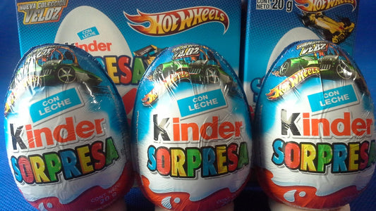 Media Caja Chocolate Huevo Kinder Sorpresa Hot Wheels T8 en 6 paquetes de 8 piezas - Ferrero-Chocolates-Ferrero-MayoreoTotal